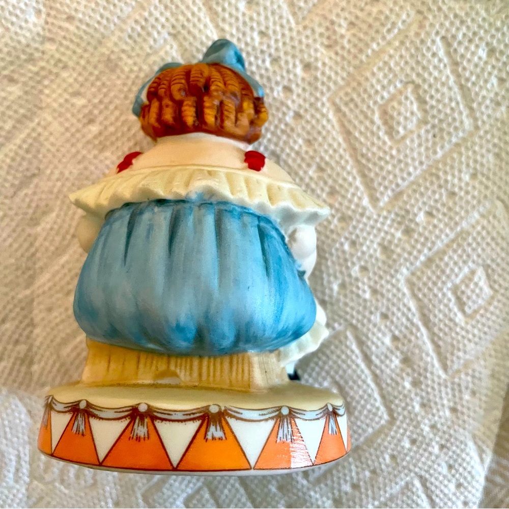 Circus Royale Seated Woman Colorful Great Detail in Good Condition 80’s ceramic - Picture 3 of 5